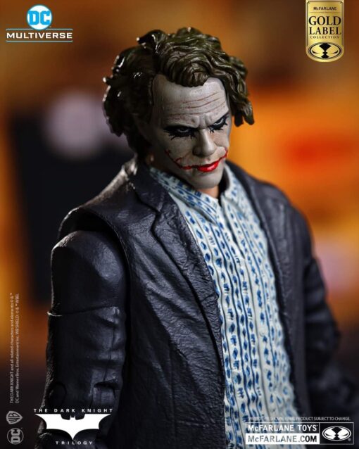 PRE-ORDER McFarlane DC MULTIVERSE 7 INCHES - THE JOKER (THE DARK KNIGHT)(BANK ROBBER VARIANT)(GOLD LABEL) (July 2023)