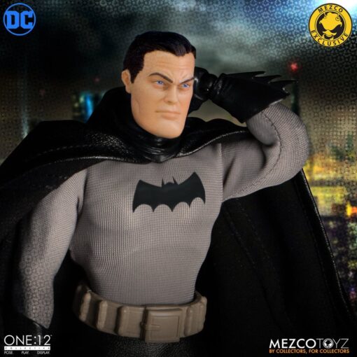 BACK ORDER Mezco ONE:12 BATMAN GOLDEN AGE : CAPED CRUSADER EDITION (December 2023) (FSWMM) - Image 10