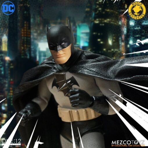 BACK ORDER Mezco ONE:12 BATMAN GOLDEN AGE : CAPED CRUSADER EDITION (December 2023) (FSWMM) - Image 12